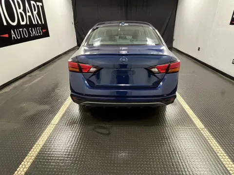 More photos of 2022 Nissan Altima 2.5 SR at Hobart Auto Sales, IN