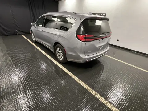 More photos of 2021 Chrysler Pacifica Touring at Hobart Auto Sales, IN
