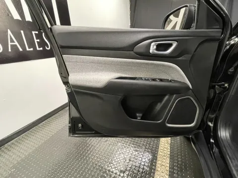 More photos of 2024 Jeep Compass Latitude at Hobart Auto Sales, IN