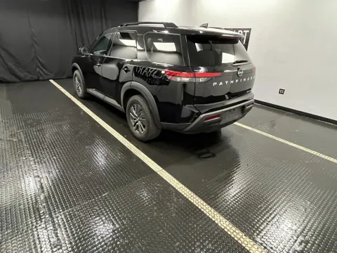 More photos of 2022 Nissan Pathfinder SV at Hobart Auto Sales, IN