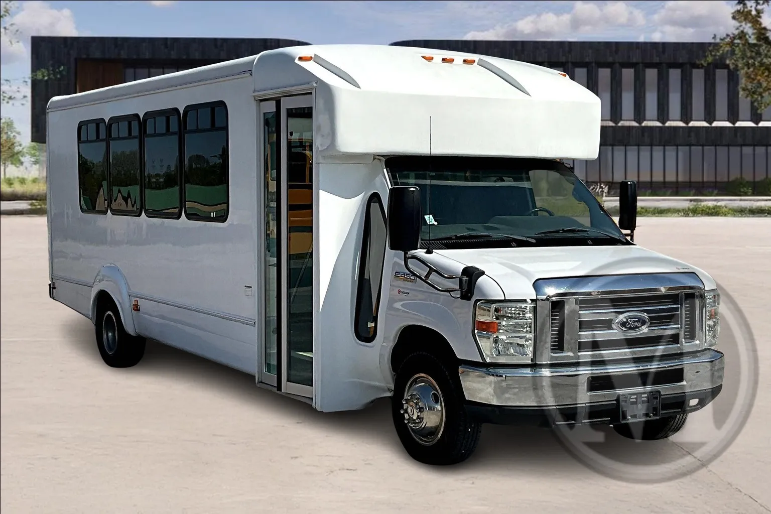 White 2016 Ford E450 for sale in Ozark, MO