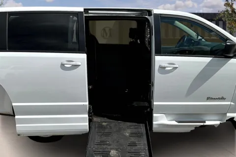 More photos of 2018 Dodge CARAVAN at Master's Transportation - Kansas City, MO