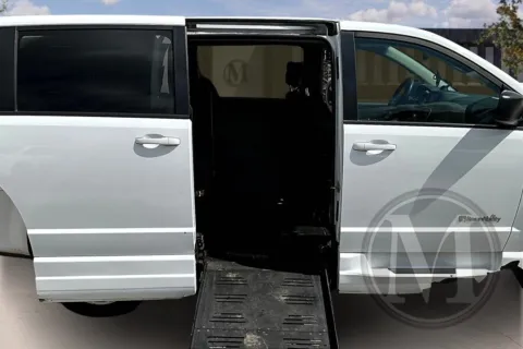 More photos of 2018 Dodge Caravan at Master's Transportation - Springfield, MO