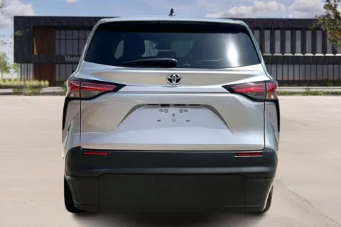 More photos of 2022 Toyota SIENNA LE 8-Passenger at Master's Transportation - Springfield, MO