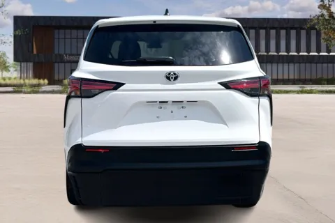 More photos of 2022 Toyota SIENNA LE 8-Passenger at Master's Transportation - Springfield, MO