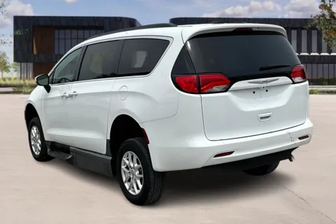 More photos of 2021 Chrysler VOYAGER at Master's Transportation - Springfield, MO