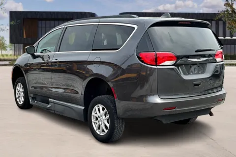 More photos of 2021 Chrysler VOYAGER at Master's Transportation - Springfield, MO