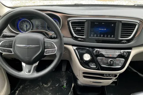 More photos of 2021 Chrysler VOYAGER at Master's Transportation - Springfield, MO