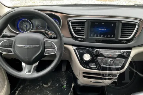 More photos of 2021 Chrysler VOYAGER at Master's Transportation - Springfield, MO