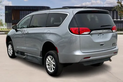 More photos of 2021 Chrysler VOYAGER at Master's Transportation - Springfield, MO