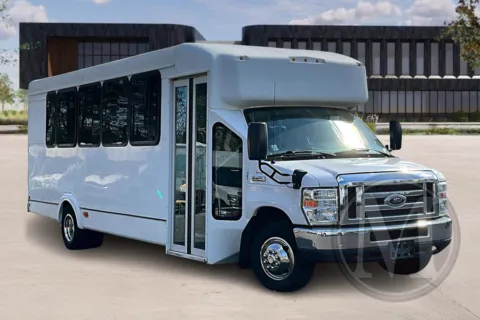 White 2017 Ford E450 for sale in Capitol Heights, MD