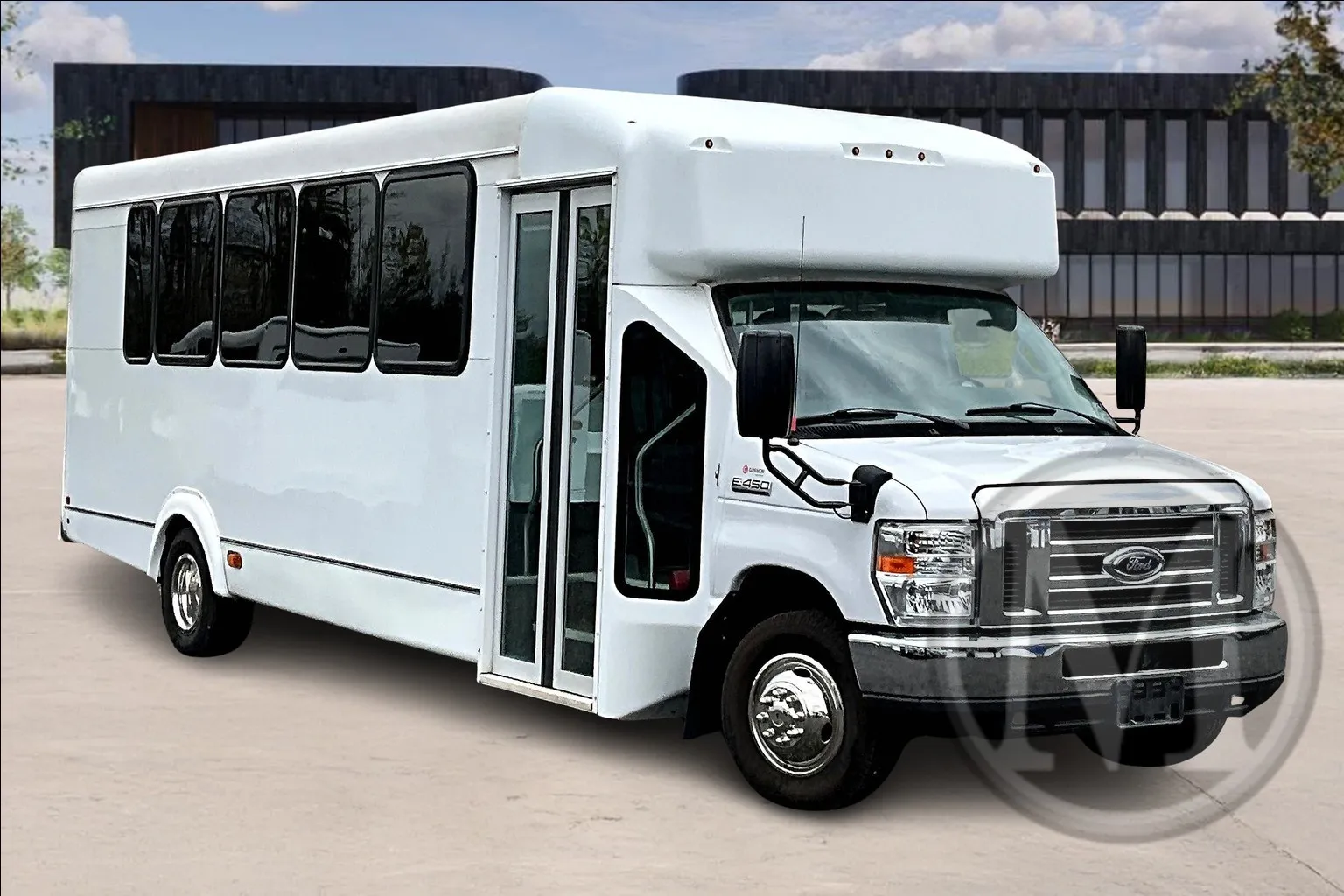 White 2018 Ford E450 for sale in Capitol Heights, MD