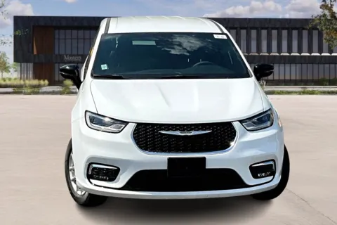 Photos of 2024 Chrysler PACIFICA for sale in Capitol Heights, MD at Master's Transportation - Washington, D.C.