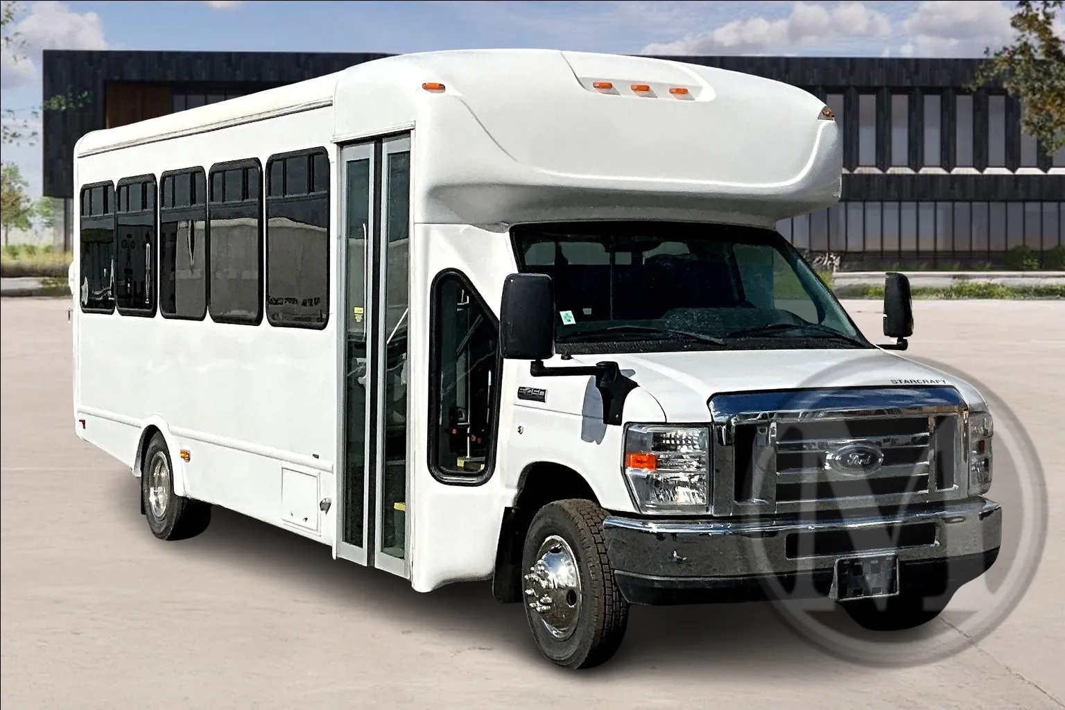 White 2017 Ford E450 for sale in Capitol Heights, MD