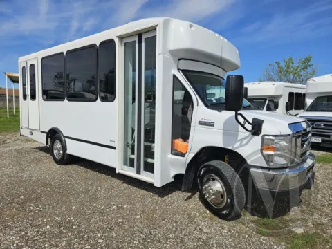 More photos of 2017 Ford E350 at Master's Transportation - Dallas/Fort Worth, TX