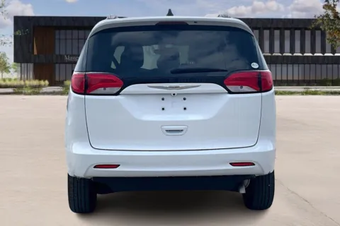 More photos of 2021 Chrysler VOYAGER LXi at Master's Transportation - Dallas/Fort Worth, TX