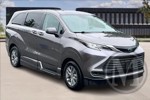 Gray 2022 Toyota SIENNA LE 8-Passenger for sale in Nashville, TN