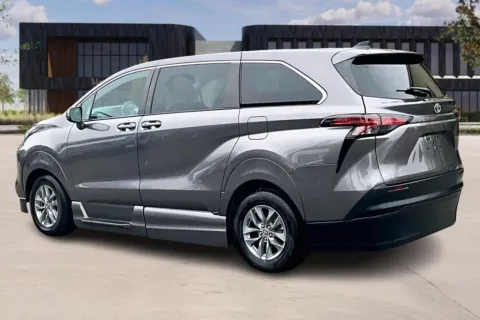 More photos of 2022 Toyota SIENNA LE 8-Passenger at Master's Transportation - Nashville, TN