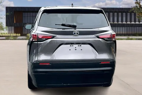 More photos of 2022 Toyota SIENNA LE 8-Passenger at Master's Transportation - Nashville, TN