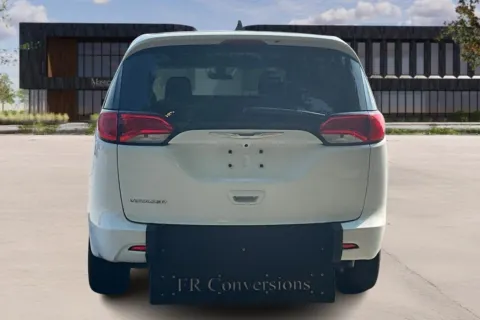 More photos of 2022 Chrysler VOYAGER LX at Master's Transportation - Nashville, TN