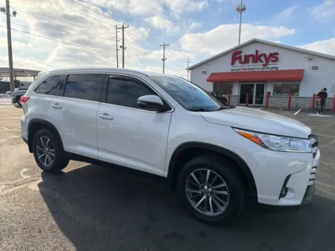 White 2019 Toyota Highlander XLE for sale in Grove City, OH
