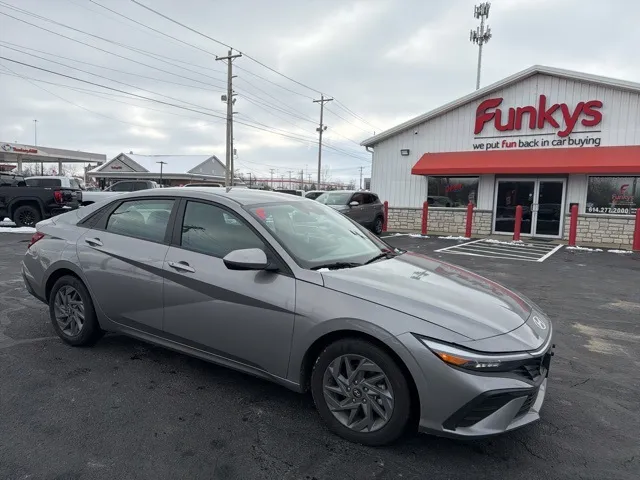 2024 Hyundai Elantra SEL's photo