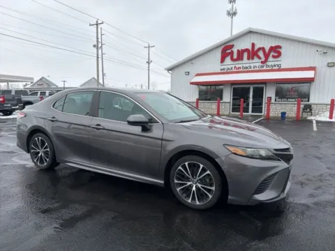 Black 2019 Toyota Camry SE for sale in Grove City, OH