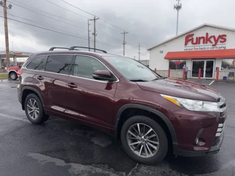 Red 2018 Toyota Highlander XLE for sale in Grove City, OH