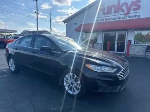 Black 2020 Ford Fusion SE for sale in Grove City, OH
