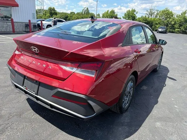 Hyundai Elantra photo 7