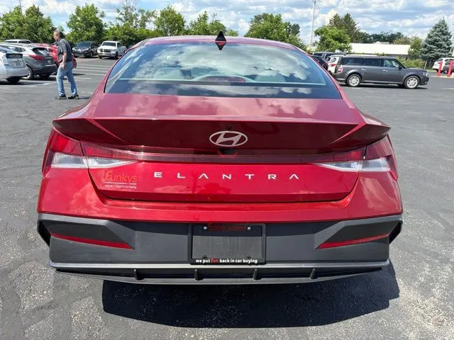 Hyundai Elantra photo 6