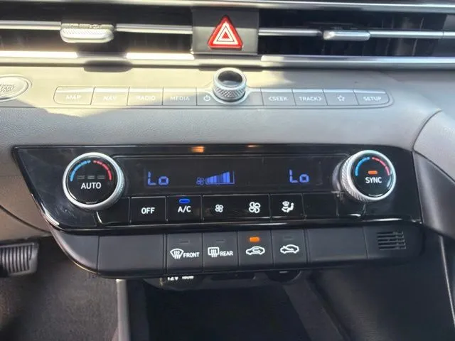 Hyundai Elantra photo 18