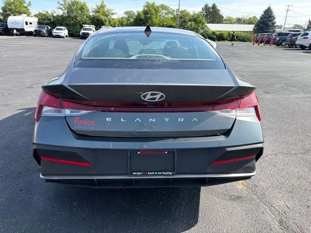 Hyundai Elantra photo 6
