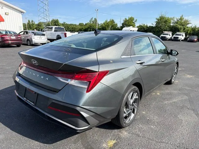 Hyundai Elantra photo 7