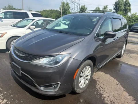 Unknown 2019 Chrysler Pacifica Touring L for sale in Grove City, OH