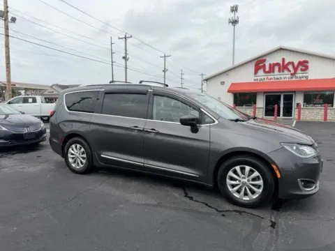 Unknown 2019 Chrysler Pacifica Touring L for sale in Grove City, OH