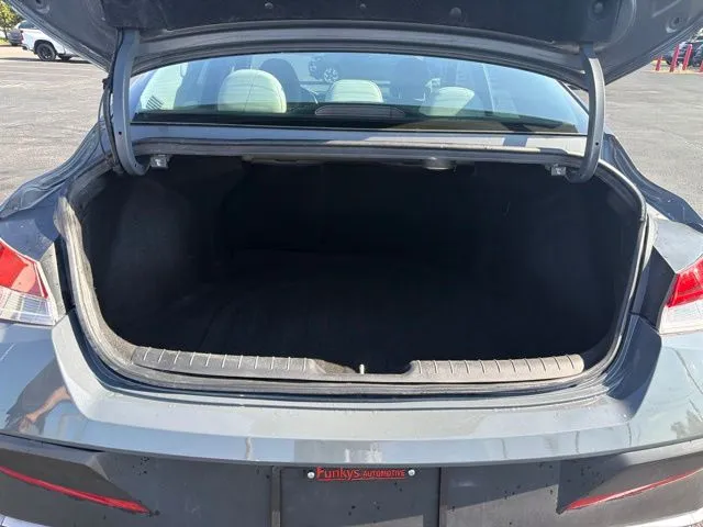 Hyundai Elantra photo 8