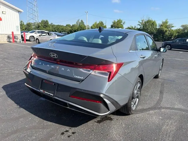 Hyundai Elantra photo 7