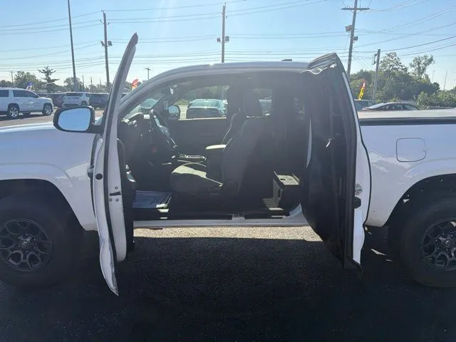 Toyota Tacoma photo 10