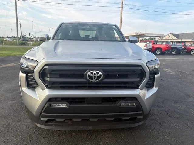 Toyota Tacoma photo 2