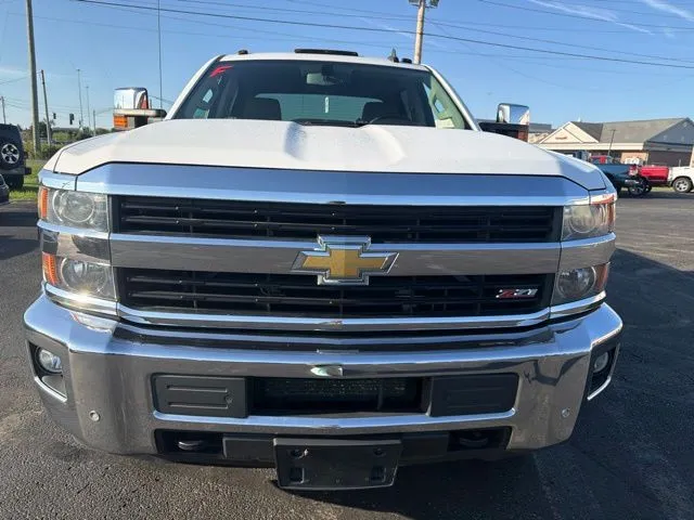 Chevrolet Silverado photo 2