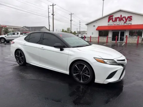 Black 2018 Toyota Camry XSE for sale in Grove City, OH