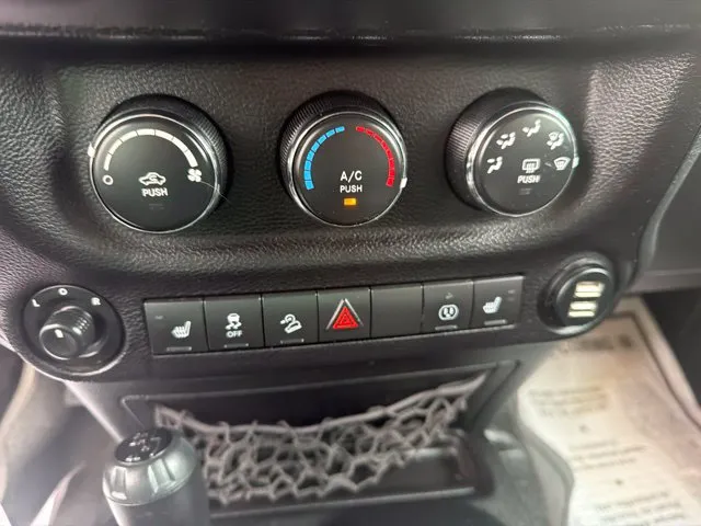 Jeep Wrangler photo 17
