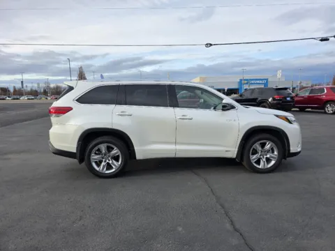 More photos of 2019 Toyota Highlander Hybrid Limited at Driven, ID