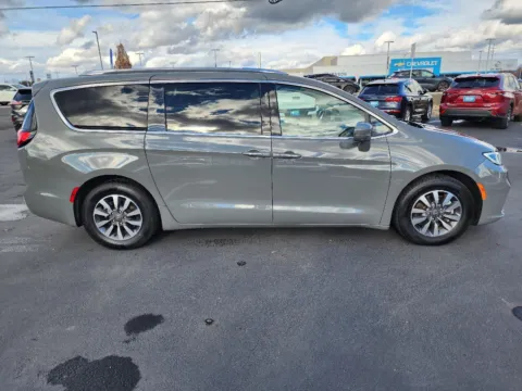 More photos of 2021 Chrysler Pacifica Hybrid Touring L at Driven, ID