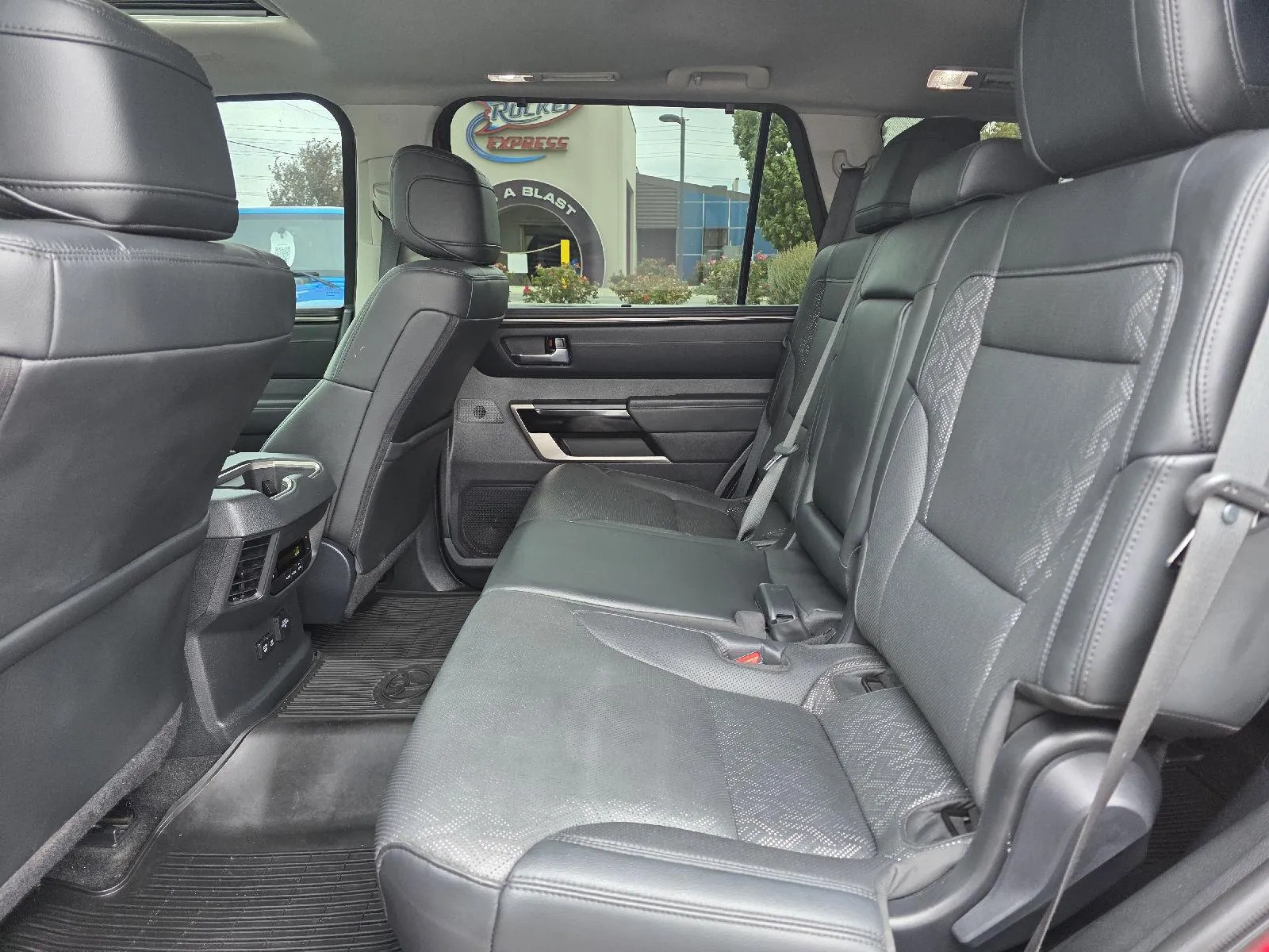 Toyota Sequoia photo 27