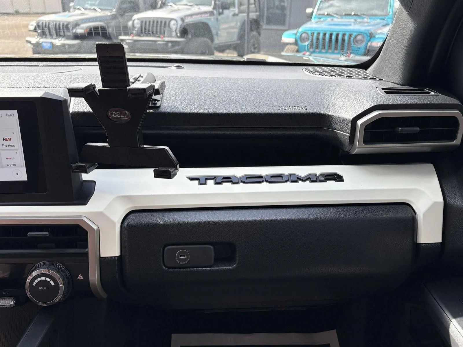 Toyota Tacoma photo 18
