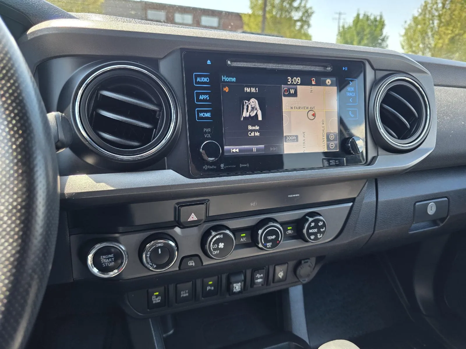 Toyota Tacoma photo 14