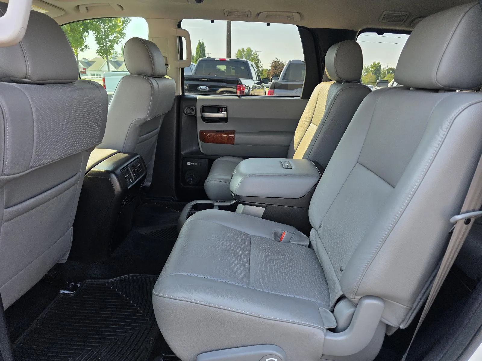 Toyota Sequoia photo 11