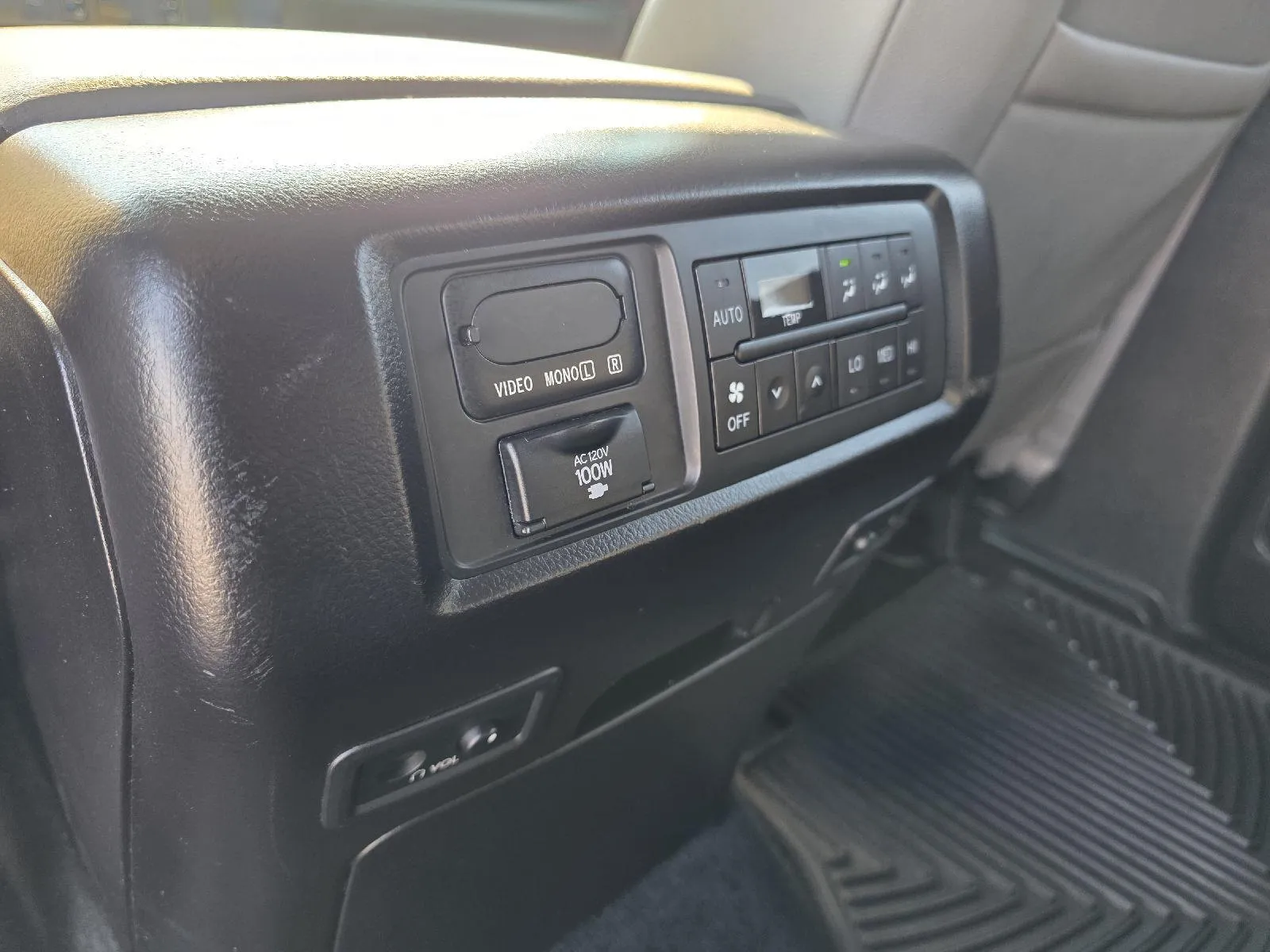 Toyota Sequoia photo 15